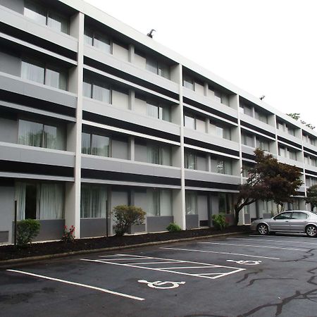 Best Western Plus University Inn Winston-Salem Bagian luar foto